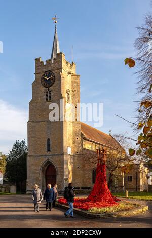 Chatteris war Memorial und die Pfarrkirche St. Peter & St. Paul, mit einer Kaskadierung Mohn Display, alle bereit für den Gedenktag. Stockfoto