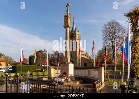 Chatteris war Memorial und die Pfarrkirche St. Peter & St. Paul, mit einer Kaskadierung Mohn Display, alle bereit für den Gedenktag. Stockfoto