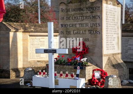 Chatteris war Memorial und die Pfarrkirche St. Peter & St. Paul, mit einer Kaskadierung Mohn Display, alle bereit für den Gedenktag. Stockfoto