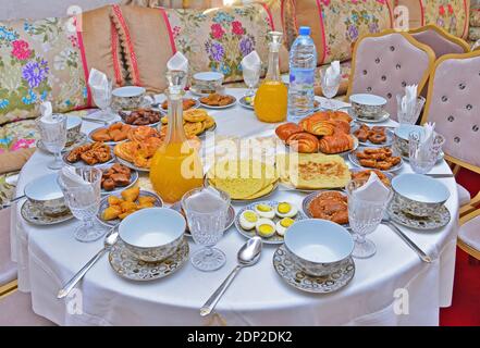 Marokkanisches Frühstück Kaffee, Tee, Pfannkuchen, Marmelade, Orangensaft, Ei, Stockfoto