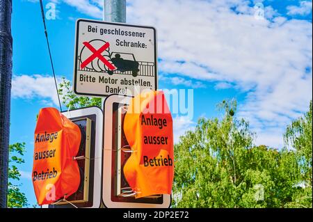 Berlin, Deutschland - 29. Mai 2020: Behindertes Signalsystem an einem Bahnübergang der neuen Bahnlinie Berlin-Dresden. Stockfoto