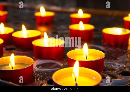 Eine Menge Kerzen in der Kirche Stockfoto