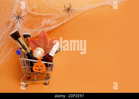 Weibliche Kosmetik Verkaufsrabatt auf Halloween Hintergrund mit Spinnennetz, kopieren Sie Platz für Ihren Text. Stockfoto