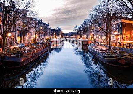 Amsterdam Kanäle im Abendlicht, holländische Kanäle in Amsterdam Holland Niederlande im Winter in den Niederlanden. Europa Stockfoto