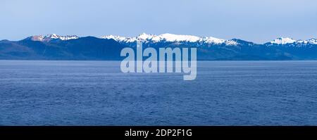 Panoramablick auf schneebedeckte Berge entlang der Küste des Südens Alaska Stockfoto