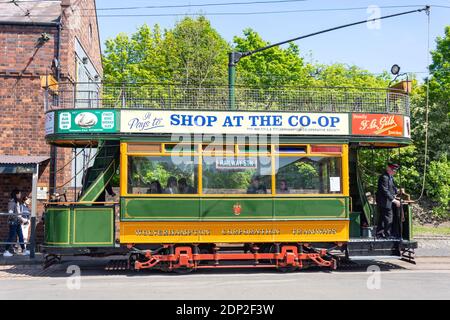 Oldtimer Doppeldecker, oben offenen Straßenbahn im Black Country Living Museum, Dudley, West Midlands, England, Großbritannien Stockfoto