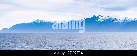 Schneebedeckte Berge entlang der Küste von Süd-Alaska Stockfoto