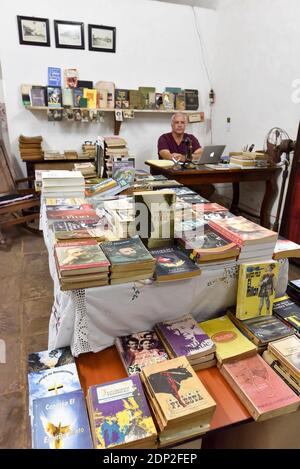 Kleine unabhängige Buchhandlung, die alte kubanische Bücher verkauft, Trinidad, Kuba Stockfoto