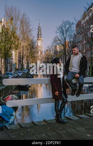 Amsterdam Kanal mit Blick auf die Zuiderkerk Amsterdam Kirche Kanalseite Niederlande. Europa, Paar auf Städtereise in Amsterdam Holland Stockfoto