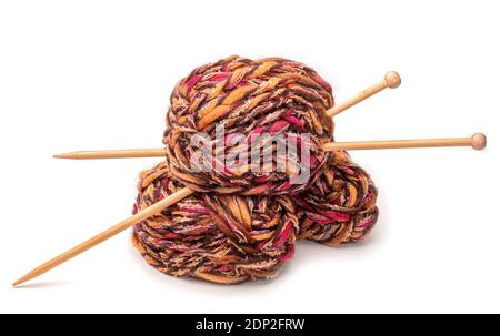 Stricken - Wollkugeln mit Nadeln isoliert gegen weiß Stockfoto