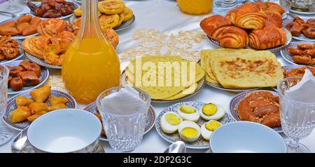 Marokkanisches Frühstück Kaffee, Tee, Pfannkuchen, Marmelade, Orangensaft, Ei, Stockfoto