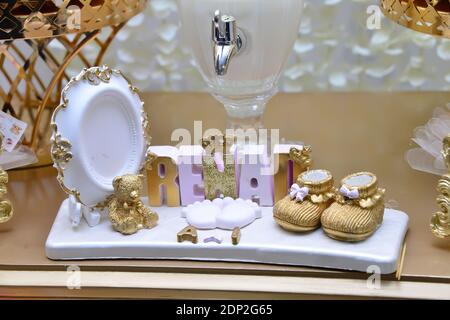 Taufbuffet. Kinderbuffet mit kleinen Beinen. Rosa Farben Stockfoto