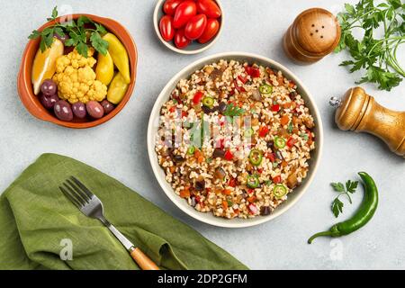 Bulgur Pilaf mit Auberginen und Gemüse. Draufsicht Stockfoto