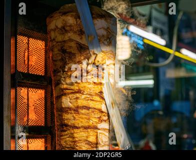 Nahaufnahme des traditionellen türkischen Street Food Meat Döner Kebap, Durum in Istanbul Street Cafe Stockfoto