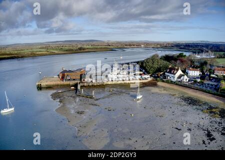 Dell Quay Foto aus der Luft von diesem beliebten Segelziel mit Yachten im Blick von der Crown und Anchor Pub. Stockfoto