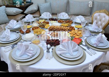 Marokkanisches Frühstück mit Orangensaft (Harira) gekochten Eiern und marokkanischen Süßigkeiten. Ramadan-Frühstück Stockfoto