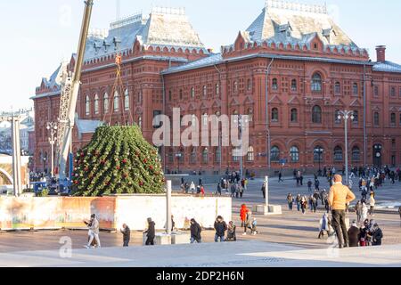 Einrichtung eines Weihnachtsbaums im Zentrum von Moskau, neben dem Roten Platz Stockfoto