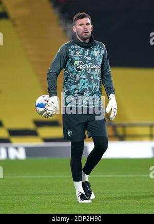 Watford-Torhüter Ben Foster wärmt sich auf dem Platz vor dem Beginn des Sky Bet Championship-Spiels in der Vicarage Road, London. Bilddatum: Dienstag, 8. Dezember 2020. Siehe PA Geschichte FUSSBALL Watford. Bildnachweis sollte lauten: Zac Goodwin/PA Wire. NUR FÜR REDAKTIONELLE ZWECKE Keine Verwendung mit nicht autorisierten Audio-, Video-, Daten-, Fixture-Listen, Club/League-Logos oder Live-Diensten. Online-in-Match-Nutzung auf 120 Bilder beschränkt, keine Videoemulation. Keine Verwendung bei Wetten, Spielen oder Veröffentlichungen für einzelne Vereine/Vereine/Vereine/Spieler. Stockfoto