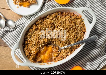 Süßer hausgemachter Pfirsich-Cobbler-Knäckigkeit mit Haferzapfen Stockfoto