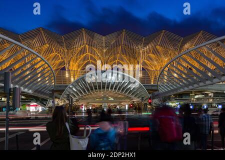 Lissabon, Portugal - 11. Mai 2018: Bahnhof Gare do Oriente nach Sonnenuntergang, Lissabon, Portugal Stockfoto