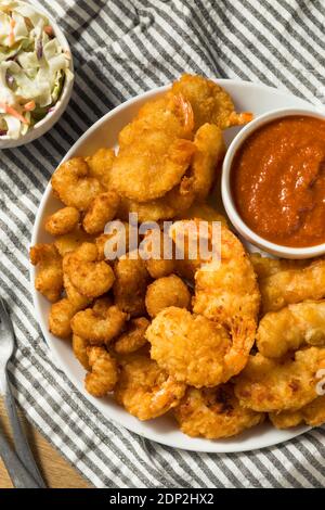 Hausgemachter tiefgebratene Garnelenplatte mit Cocktailsauce Stockfoto