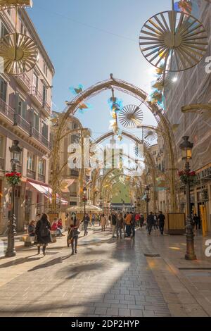 Weihnachtsbeleuchtung Dekoration, Bögen, Calle Larios, Malaga Stadt, Andalusien, Spanien. Dezember 2020, während einer Pandemie. Stockfoto