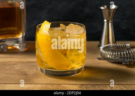 Erfrischender Rusty Nail Cocktail mit Zitronenarnish Stockfoto