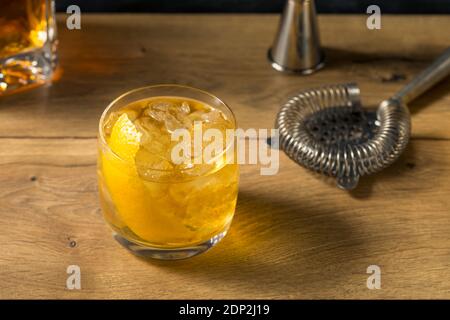 Erfrischender Rusty Nail Cocktail mit Zitronenarnish Stockfoto