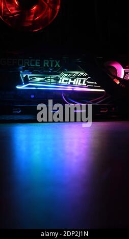 Aufnahme im vertikalen Format mit bunt verschwommenem Vordergrund für den Kopierbereich. Gaming-PC-Tower mit NVIDIA GeForce RTX 3080 Grafikkarte und farbenfrohem Backligh Stockfoto