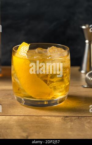 Erfrischender Rusty Nail Cocktail mit Zitronenarnish Stockfoto