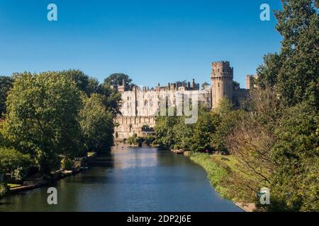 Warwick Castle und die Landschaft des Flusses Avon aus einem Brücke über den Fluss Stockfoto