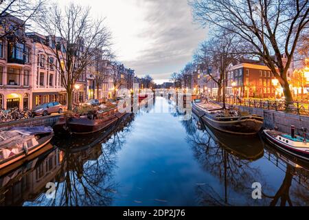 Amsterdam Kanäle im Abendlicht, holländische Kanäle in Amsterdam Holland Niederlande im Winter in den Niederlanden. Europa Stockfoto