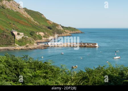 Sommerzeit, Sonnentag, Bouley Bay, Jersey, Kanalinseln. Blick vom Klippenpfad. Pier, Fort, Küste. Stockfoto