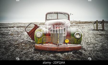 Alte Farm Truck Rustikale Patina in einem frostigen Hintergrund Stockfoto