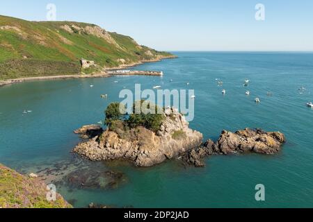 Sommerzeit, Sonnentag, Bouley Bay, Jersey, Kanalinseln. Blick vom Klippenpfad. Pier, Festung, Küste, Insel. Stockfoto