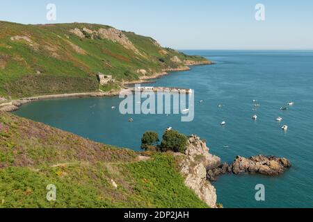 Sommerzeit, Sonnentag, Bouley Bay, Jersey, Kanalinseln. Blick vom Klippenpfad. Pier, Fort, Küste. Stockfoto