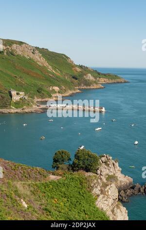 Sommerzeit, Sonnentag, Bouley Bay, Jersey, Kanalinseln. Blick vom Klippenpfad. Pier, Fort, Küste. Hochformat. Stockfoto