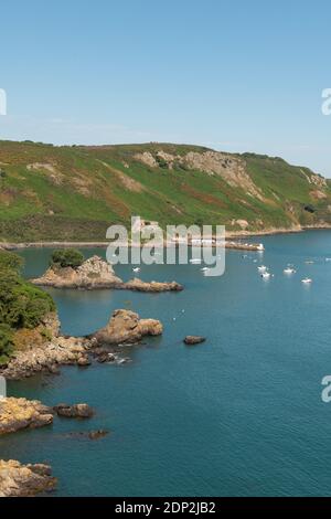 Sommerzeit, Sonnentag, Bouley Bay, Jersey, Kanalinseln. Blick vom Klippenpfad. Pier, Fort, Küste. Hochformat. Stockfoto