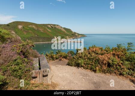 Sommerzeit, Sonnentag, Bouley Bay, Jersey, Kanalinseln. Blick vom Klippenpfad. Pier, Fort, Küste. Stockfoto