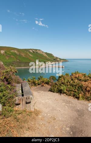 Sommerzeit, Sonnentag, Bouley Bay, Jersey, Kanalinseln. Blick vom Klippenpfad. Pier, Fort, Küste. Hochformat. Stockfoto