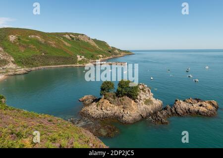 Sommerzeit, Sonnentag, Bouley Bay, Jersey, Kanalinseln. Blick vom Klippenpfad. Pier, Festung, Küste, Insel. Stockfoto