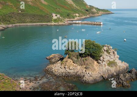 Sommerzeit, Sonnentag, Bouley Bay, Jersey, Kanalinseln. Blick vom Klippenpfad. Pier, Festung, Küste, Insel. Stockfoto