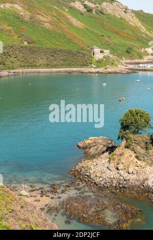 Sommerzeit, Sonnentag, Bouley Bay, Jersey, Kanalinseln. Blick vom Klippenpfad. Pier, Fort, Küste. Hochformat. Stockfoto