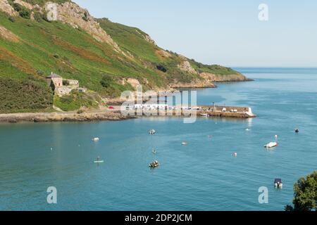 Sommerzeit, Sonnentag, Bouley Bay, Jersey, Kanalinseln. Blick vom Klippenpfad. Pier, Fort, Küste. Stockfoto