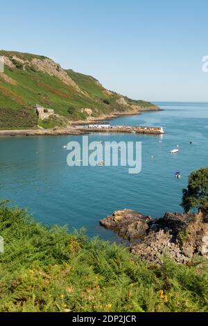 Sommerzeit, Sonnentag, Bouley Bay, Jersey, Kanalinseln. Blick vom Klippenpfad. Pier, Fort, Küste. Hochformat. Stockfoto