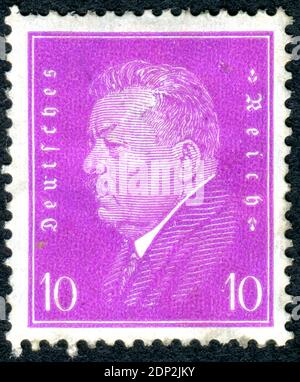 DEUTSCHLAND - UM 1928: Eine in Deutschland (Deutsches Reich) gedruckte Briefmarke zeigt ein Porträt des 1. Deutschen Reichspräsidenten Friedrich Ebert, um 1928 Stockfoto