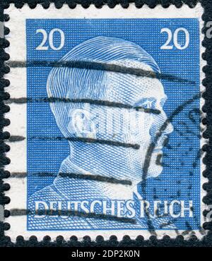 DEUTSCHLAND - UM 1941: Briefmarke gedruckt in Deutschland, zeigt das Porträt von Adolf Hitler - einem deutschen Politiker, Führer von Deutschland und der Nazi-Partei, um 1941 Stockfoto