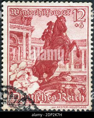 DEUTSCHLAND - UM 1938: Briefmarke gedruckt in Deutschland, Ausgabe Winterrelief, zeigt ein Prinz-Eugen-Denkmal, Wien, Österreich und Hunderose (Rosa canina), um 1938 Stockfoto