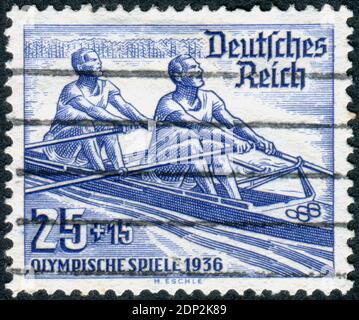 DEUTSCHLAND - UM 1936: Briefmarke gedruckt in Deutschland, gewidmet den Olympischen Sommerspielen in Berlin, zeigt eine Ruderer, um 1936 Stockfoto