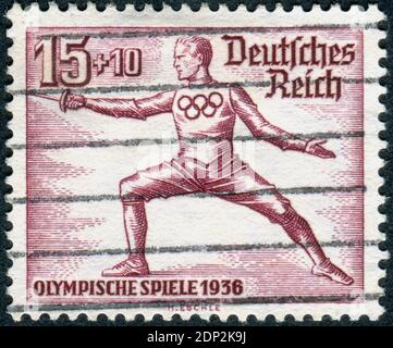 DEUTSCHLAND - UM 1936: Briefmarke gedruckt in Deutschland, gewidmet den Olympischen Sommerspielen in Berlin, zeigt einen Fechter, um 1936 Stockfoto